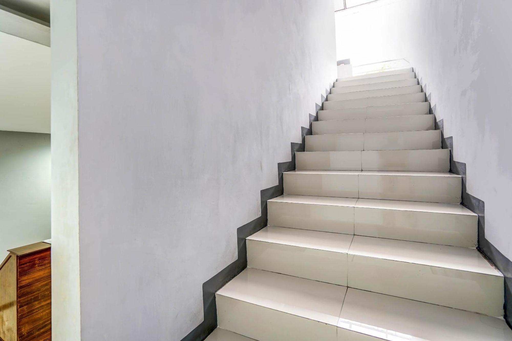 Oyo 90891 Parang Kusumo Residence Krembangan Экстерьер фото